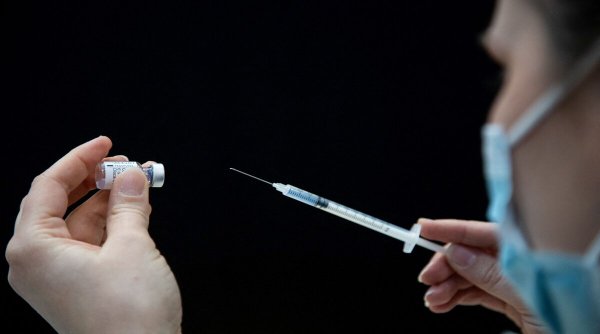 Moderna şi Novavax, incluse într-un studiu pentru sporirea eficacităţii vaccinării prin combinarea a două tipuri de seruri diferite