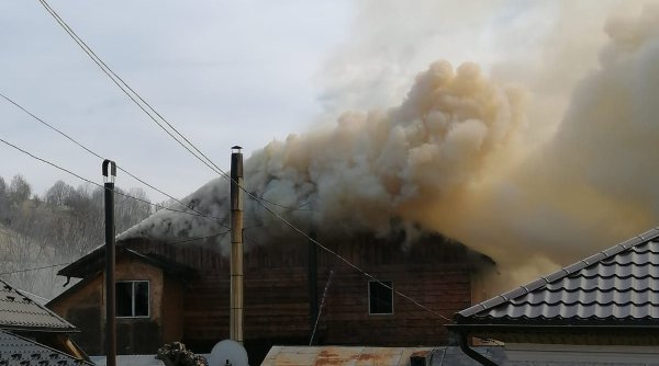 Casa unui primar din Vrancea a ars ca o torţă. Edilul spune că pompierii au venit cu maşini fără apă
