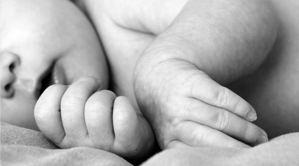 Un bebeluș a murit, după ce mama l-a abandonat în cadă, imediat după naştere, la Cluj