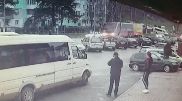 Un şofer a murit în judeţul Braşov după ce maşina i-a fost lovită din spate de un autocar