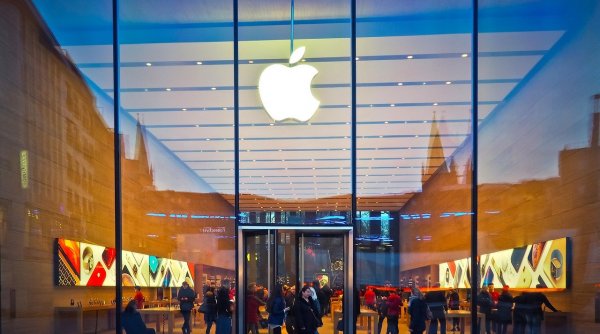 Compania Apple amendată pentru că vindea Iphone 12 fără încărcător