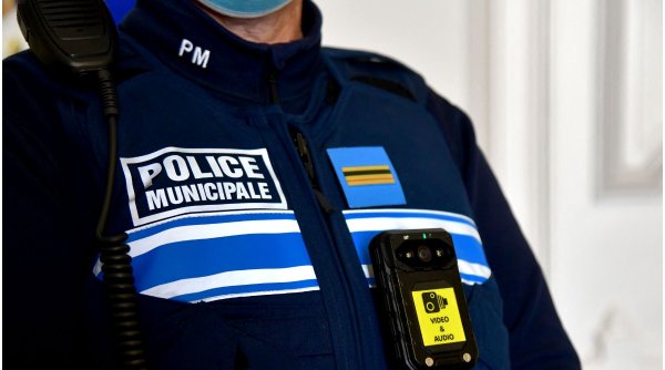 O polițistă a fost înjunghiată mortal într-o secție de poliție din Franța