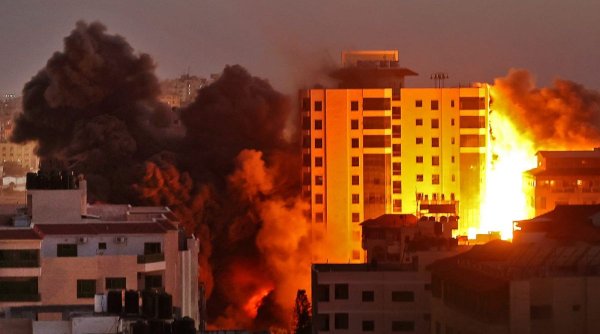 O clădire de zece etaje din Gaza, distrusă în urma unui atac al Israelului