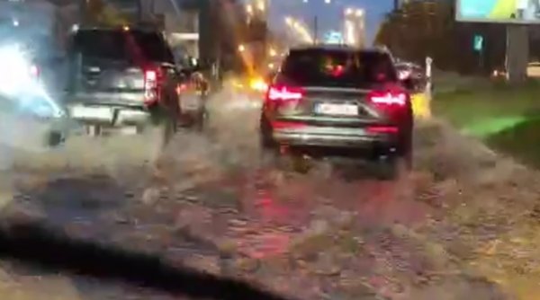 Cod galben de inundații în Baia Mare: Canalizările au dat pe afară, traficul rutier a fost blocat