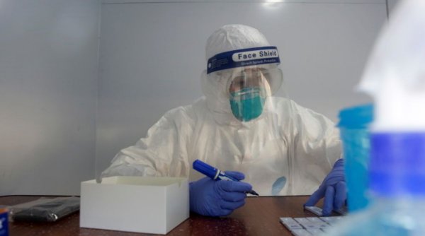 A fost identificat primul român infectat cu tulpina indiană a virusului SARS-CoV-2