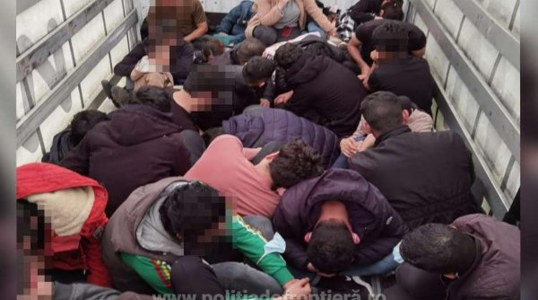 Zeci de sirieni și irakieni care încercau să traverse ilegal frontiera cu Ungaria, găsiți într-un automarfar la Vama Borș