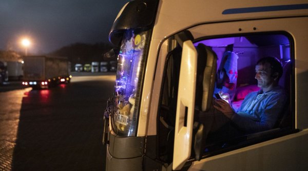 Un şofer român de TIR a salvat un coleg gazat în cabină de indivizi înarmaţi cu săbii, în Franţa