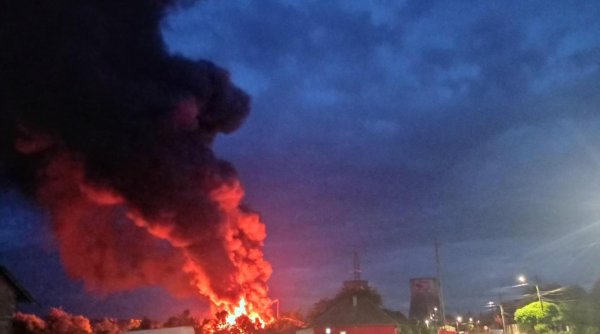 Incendiu devastator la o fabrică de mobilă din Mureș 
