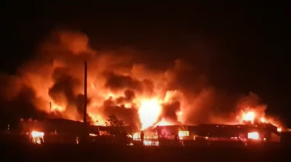 Incendiu puternic la un depozit de mase plastice din Bârlad. Se acţionează cu 13 autospeciale