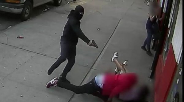 Bărbat împușcat în miezul zilei, lângă doi copii, la New York. Imagini cu impact emoțional