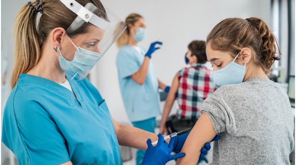 Israelul vrea să vaccineze toți adolescenții din teama răspândirii variantei Delta