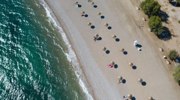 Plajele din Grecia, goale din cauza caniculei: Turiștii români aflați în vacanță încearcă să se ferească de valul de căldură