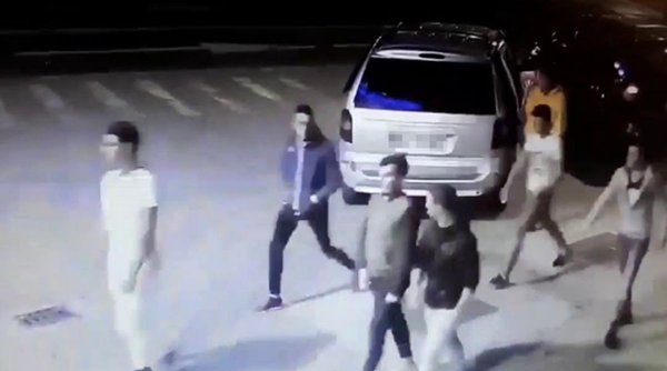 Bătaie cruntă între 2 găști de tineri din Vaslui, pornită de la o glumă făcută pe Facebook