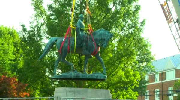 Statuia unui general sudist, îndepărtată după violențele soldate cu un mort și mai mulți răniți, în SUA