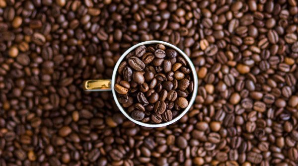 Veşti bune pentru iubitorii de cafea: Una sau mai multe ceşti pot scădea cu circa 10% riscul de a face COVID-19 