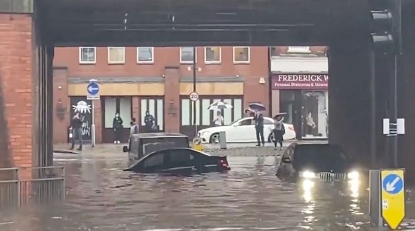 Inundațiile fulgerătoare din Londra lasă străzile sub apă, după ce o furtună crâncenă a lovit Marea Britanie