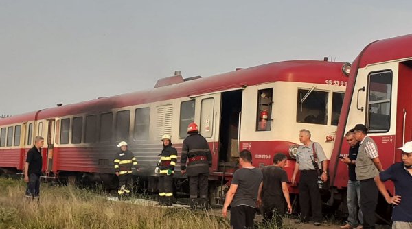 Un tren de călători a luat foc în apropiere de Seleuș, Arad