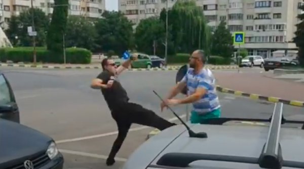 Bătaie între doi șoferi, într-un sens giratoriu din Suceava, filmată de un martor. Unul dintre ei este polițist local