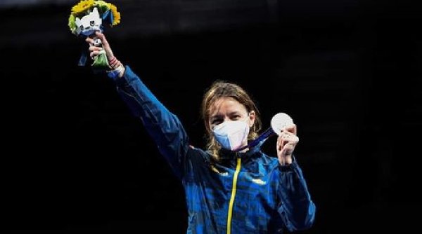 Ana-Maria Popescu după ce a câștigat medalia de argint la spadă la Jocurile Olimpice de la Tokyo: 