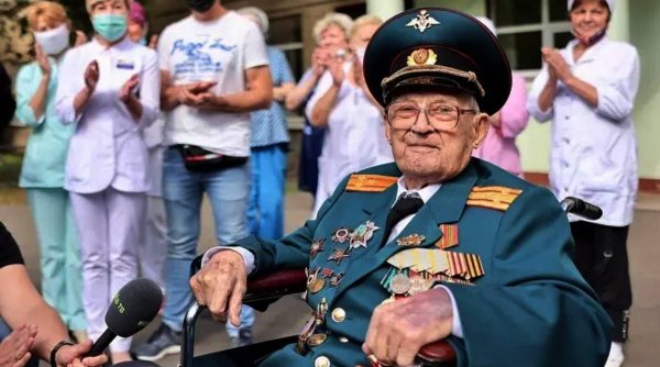 Bătrân de 102 ani, veteran din al Doilea Război Mondial, vindecat de o formă gravă de COVID-19