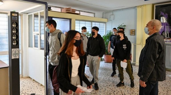 Profesorii ar putea fi suspendaţi dacă refuză testarea sau vaccinarea anti-COVID-19, în Grecia