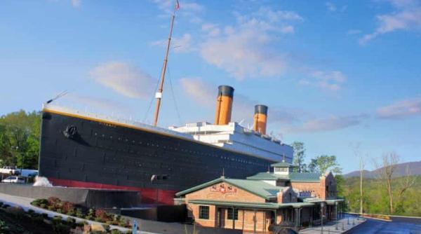 blestemul titanicului loveste din nou dupa ce un aisberg care s a prabusit intr un muzeu a lasat in blestemul titanicului loveste din nou dupa ce un aisberg care s a prabusit intr un muzeu a lasat in