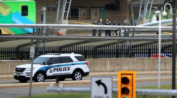 Suspectul care a ucis un polițist lângă Pentagon s-a împușcat cu arma pe care a sustras-o de la acesta