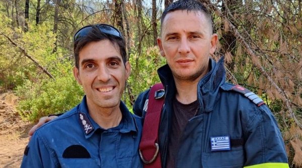 Conversație între un pompier român și unul grec, aflați în misiunea din Grecia: ”Vreau să-ți ofer ceva. Ți-l ofer din toată inima, pentru că voi ne-ați câștigat inimile”