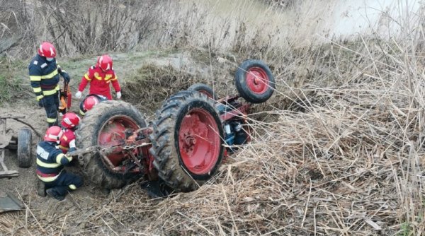Un bărbat a murit după ce a căzut din tractor, iar remorca a căzut peste el, în Bistra, Alba