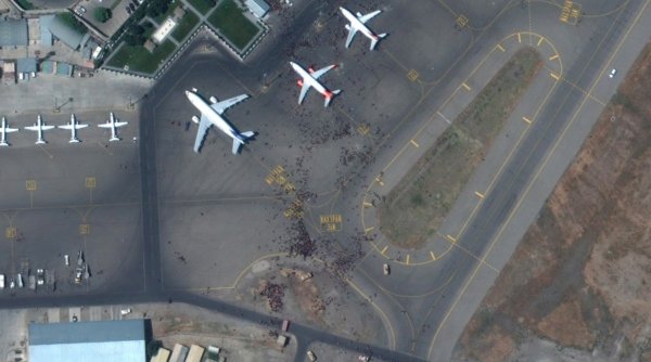 Cum se vede din satelit aeroportul din Kabul. Mulțimile de oameni, care încearcă să scape de talibani, se pot observa pe pistă