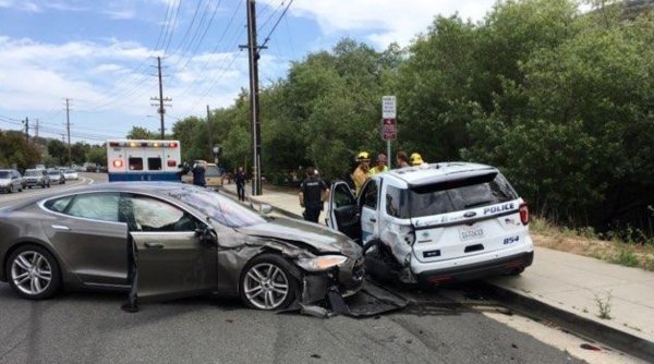 Toate mașinile Tesla cu pilot automat, investigate de autoritățile care reglementează siguranța auto în SUA, după o serie de accidente
