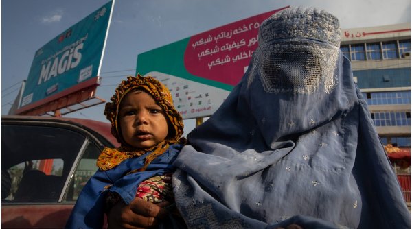 Purtătorul de cuvânt al talibanilor: Vălul va fi obligatoriu, dar nu şi burqa 