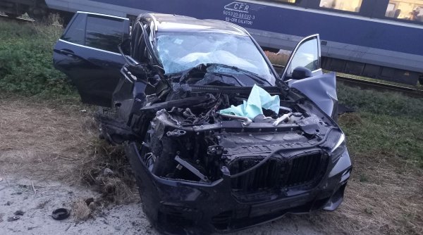 SUV izbit violent de un tren cu călători, în comuna 23 August, Constanța: Pasagerii din mașină, răniți