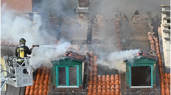 Zeci de oameni au fost evacuați în oraşul Torino după ce un incendiu a izbucnit într-o clădire 