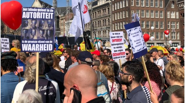 Zeci de mii de oameni protestează în Amsterdam împotriva restricțiilor COVID-19
