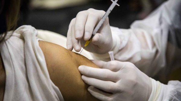 România se pregătește pentru a treia doză de vaccin anti-COVID. Cine primește doza suplimentară