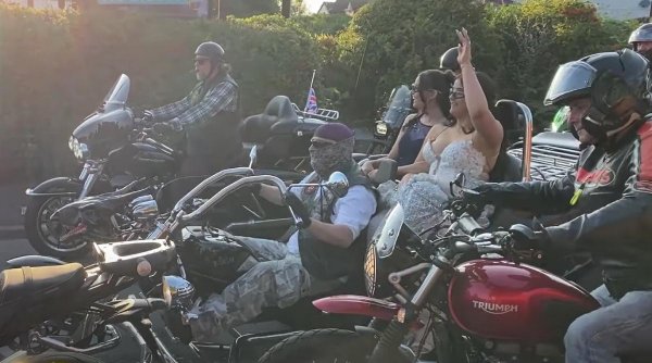 O adolescentă a fost adusă la balul de absolvire de aproape 300 de motocicliști, în Marea Britanie, după apelul disperat al mamei: ”Nu o mai pot răni de acum”