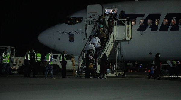 Un avion TAROM cu refugiați afgani a ajuns în România