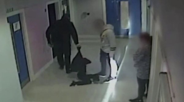 Cel mai josnic polițist: a târât pe podeaua școlii un copil cu autism și l-a amenințat că-l bate, în Marea Britanie