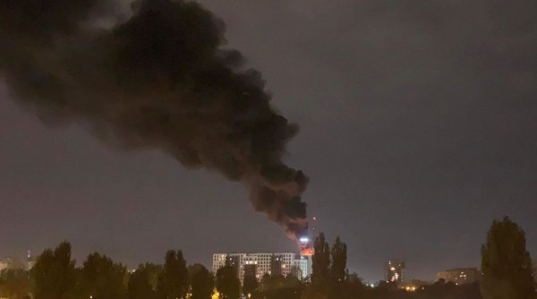 Explozie urmată de incendiu la un bloc din București. Arafat: Acționăm cu 11 autospeciale de stingere