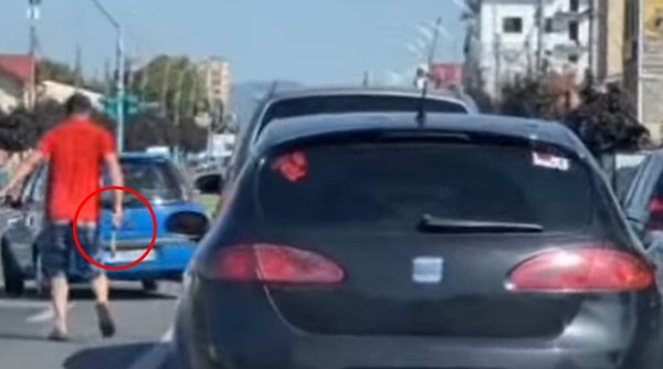 Momentul în care un şofer coboară furios din maşină cu un ciocan, după o şicanare în trafic în Drobeta Turnu-Severin
