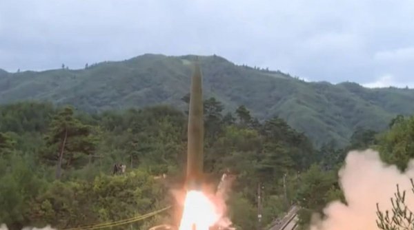 Coreea de Nord și-a lansat rachetele din tren. Imagini cu testul balistic la care Sudul a răspuns cu o rachetă lansată de pe submarin