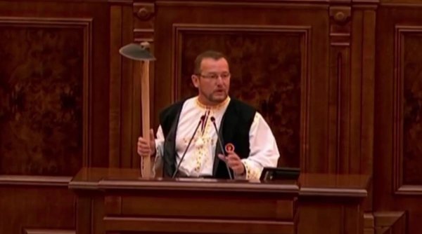 Un senator PSD a venit cu sapa în Parlament pentru a-l ironiza pe Klaus Iohannis