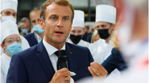 Președintele Emmanuel Macron a fost lovit cu un ou de către un protestatar