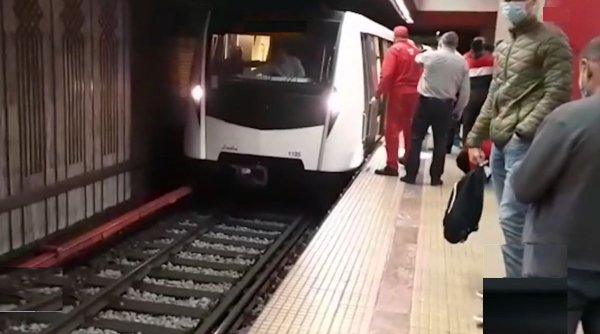 O femeie a căzut pe linia de metrou la staţia Unirii, traficul este blocat