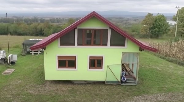 A construit o casă rotativă pentru a-și face soția fericită. La 72 de ani, un bosniac a făcut totul de unul singur