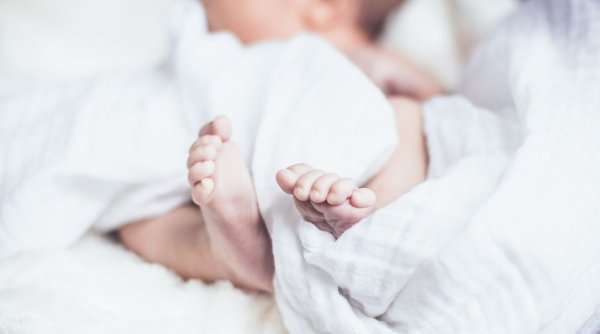 Premieră medicală. Un bebeluş născut infectat cu SARS-CoV-2, tratat cu succes la o maternitate din Iaşi