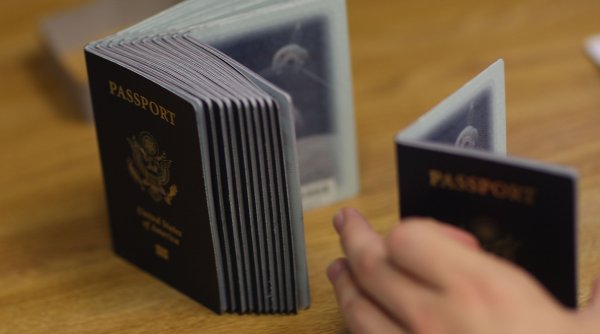 A fost emis primul pașaport pentru o persoană care nu se indentifică nici ca bărbat, nici ca femeie, în SUA