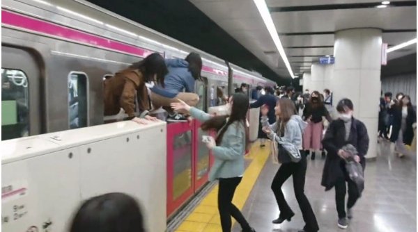 Atac cu cuțit și acid, urmat de incendiere, într-un tren din Tokyo: cel puțin 10 persoane rănite