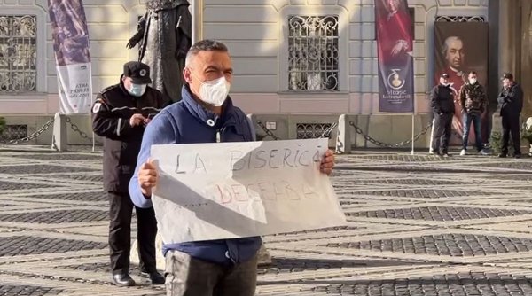 Klaus Iohannis, întâmpinat la biserică de protestatari cu mesajul: 